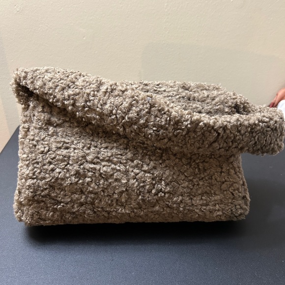 Urban Outfitters Sherpa Bag - Picture 3 of 4
